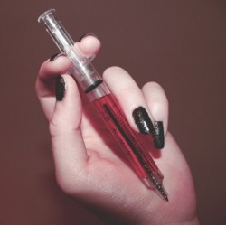 Pero injekční stříkačka