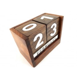 Dřevěný kalendář s kovovým číselníkem