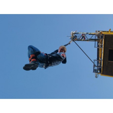 Bungee jumping z televizní věže
